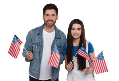 4 Temmuz - Amerika 'nın Bağımsızlık Günü. Mutlu baba ve kızı beyaz arka planda ABD bayrağı taşıyorlar.