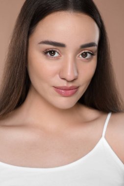 Kahverengi arka planda güzel bir genç kadının portresi