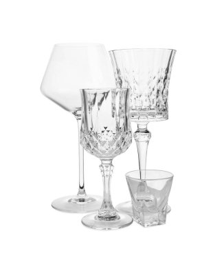 Farklı zarif boş şarap ve kadehler beyaz üzerine izole edilmiş