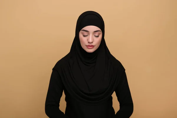 Portrét Muslimské Ženy Hidžábu Béžovém Pozadí — Stock fotografie