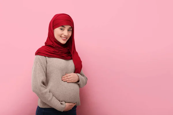 带有粉色背景的头巾的穆斯林孕妇画像 文字空间 — 图库照片