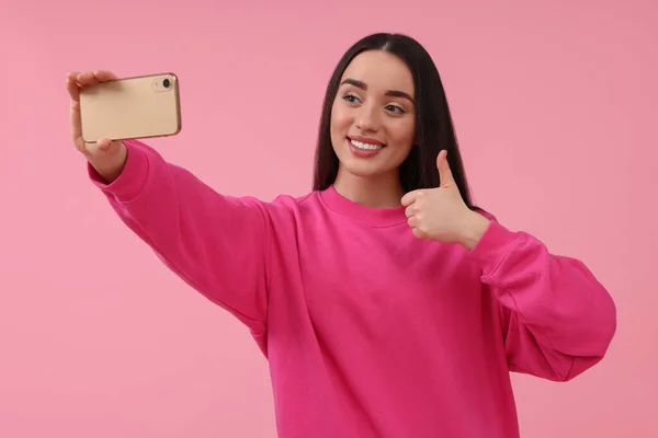 Jeune Femme Souriante Prenant Selfie Avec Smartphone Montrant Pouces Vers — Photo