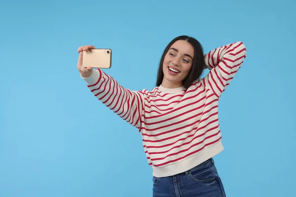 Jeune Femme Souriante Prenant Selfie Avec Smartphone Sur Fond Bleu — Photo