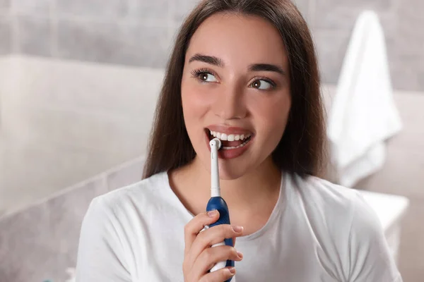 Wanita Muda Menyikat Giginya Dengan Sikat Gigi Listrik Kamar Mandi — Stok Foto