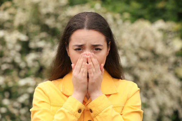 Mujer Que Sufre Alergia Estacional Primavera Aire Libre — Foto de Stock
