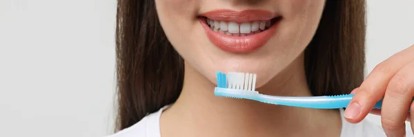 Mulher Segurando Escova Dentes Plástico Fundo Branco Close Design Banner — Fotografia de Stock