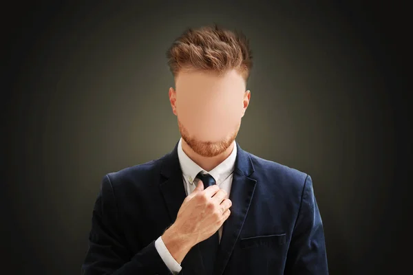 Ανώνυμος Άσωπος Άντρας Κοστούμι Σκούρο Φόντο — Φωτογραφία Αρχείου