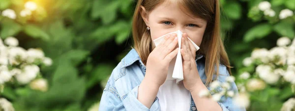 Little Girl Suffering Seasonal Spring Allergy Outdoors Banner Design — Stock Photo, Image