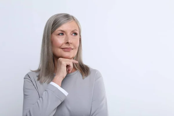 Porträtt Vacker Äldre Kvinna Vit Bakgrund Plats För Text — Stockfoto