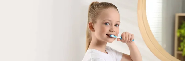 Słodka Dziewczynka Myjąca Zęby Plastikową Szczoteczką Zębów Łazience Projekt Banera — Zdjęcie stockowe