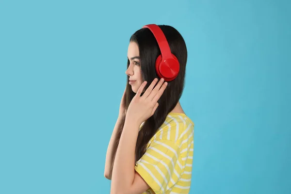 Adolescente Menina Ouvir Música Com Fones Ouvido Fundo Azul Claro — Fotografia de Stock