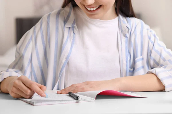 Chica Adolescente Borrando Error Cuaderno Escritorio Blanco Interior Primer Plano — Foto de Stock