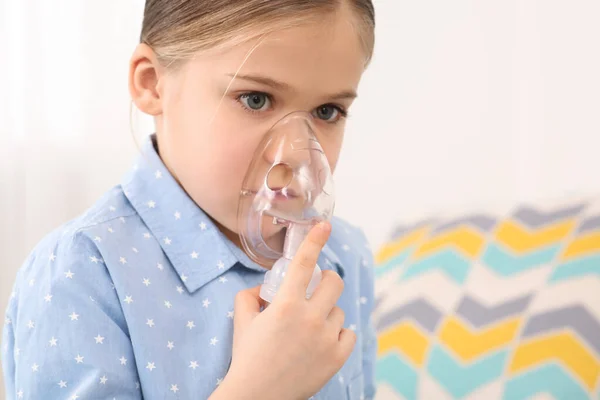 Маленькая Больная Девочка Использует Туманное Вещество Вдыхания Помещении — стоковое фото