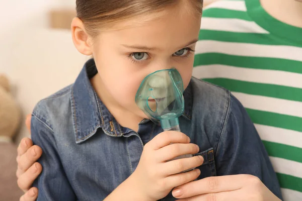 Madre Ayudando Hija Enferma Con Inhalación Nebulizador Casa — Foto de Stock