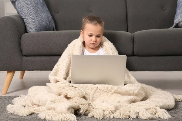 Little Girl Using Laptop Floor Home Internet Addiction — Stock Photo, Image