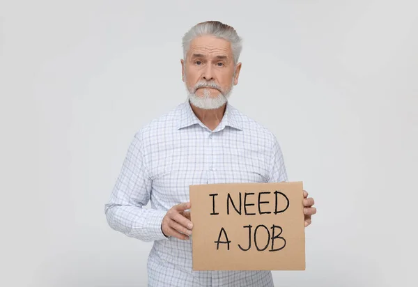 Disoccupato Senior Man Holding Cardboard Sign Phrase Need Job White — Foto Stock