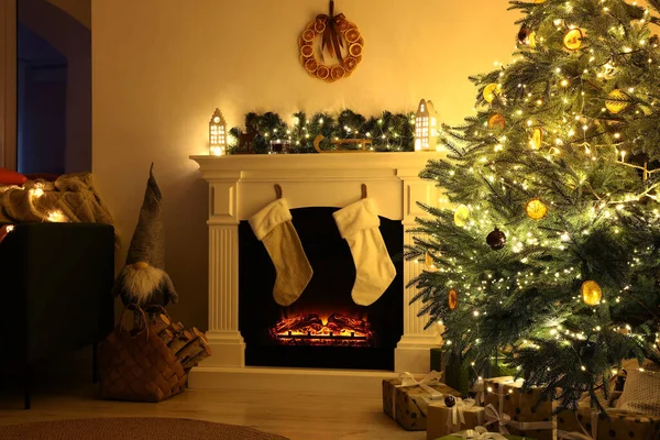 Lareira Elegante Perto Árvore Natal Decorada Acessórios Quarto Acolhedor — Fotografia de Stock