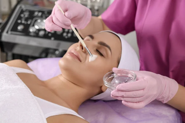 Ung Kvinna Genomgår Kosmetisk Procedur Skönhetssalong — Stockfoto