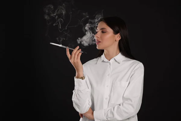 黒い背景で喫煙のための長いタバコホルダーを使用して女性 — ストック写真