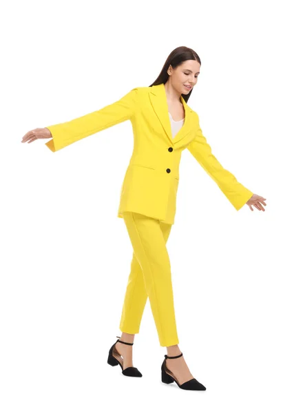 Vacker Affärskvinna Gul Kostym Promenader Vit Bakgrund — Stockfoto