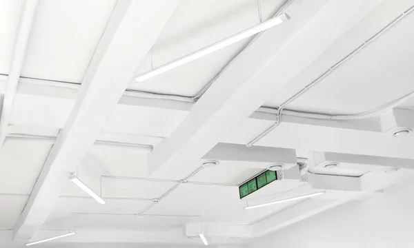 Techo Blanco Con Iluminación Moderna Habitación Vista Ángulo Bajo — Foto de Stock