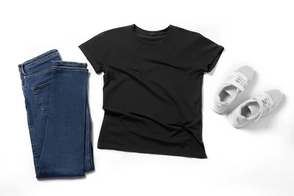 Stijlvol Shirt Spijkerbroek Sneakers Witte Achtergrond Platte Lay — Stockfoto