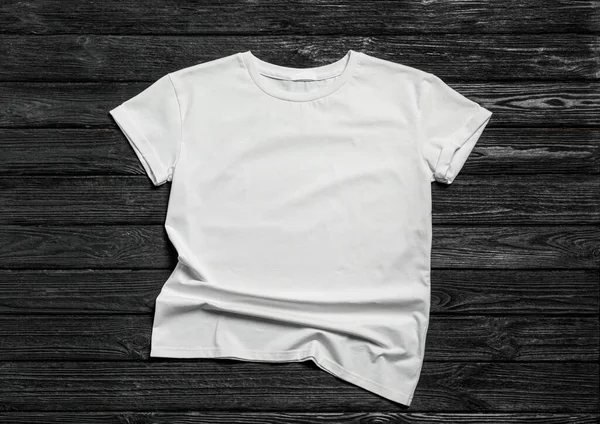 Stylové Bílé Tričko Černém Dřevěném Pozadí Pohled Shora — Stock fotografie