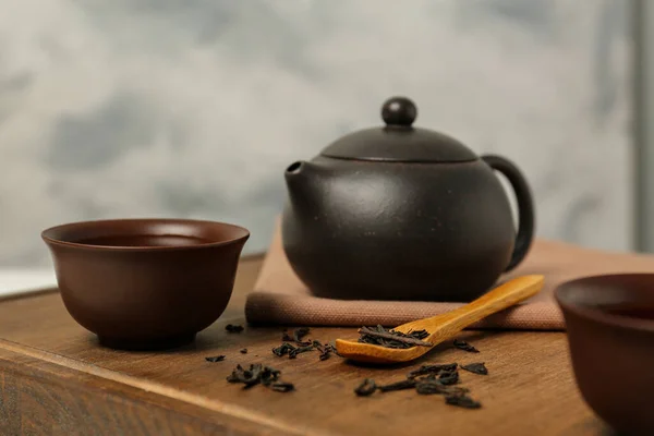 Bir Fincan Aromatik Çay Kuru Yapraklar Tahta Üzerinde Çaydanlık Yakın — Stok fotoğraf