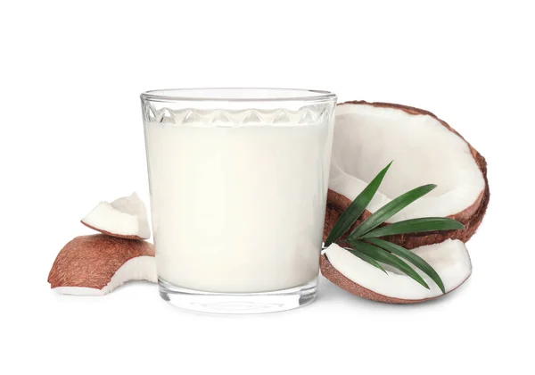 Szklanka Pysznego Mleka Wegańskiego Kawałki Orzechów Kokosowych Zielony Liść Białym — Zdjęcie stockowe