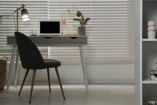 Espaço Trabalho Acolhedor Com Laptop Mesa Cadeira Confortável Casa Design — Fotografia de Stock