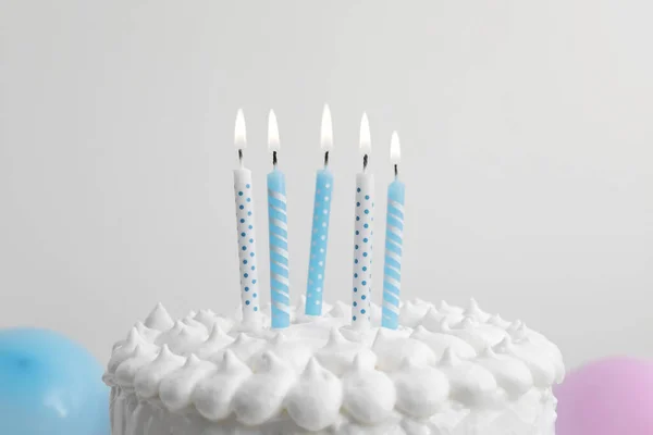 맛있는 케이크 배경에 촛불을 뚜껑을 — 스톡 사진