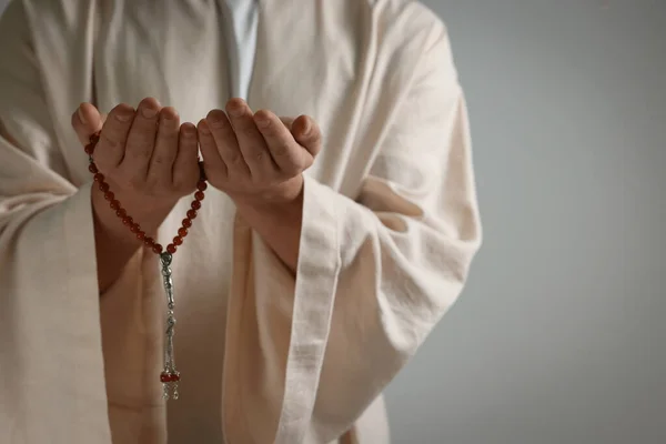 Muslim Pria Dengan Misbaha Berdoa Latar Belakang Abu Abu Terang — Stok Foto
