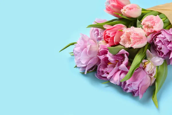 Гарний Букет Різнокольорових Квітів Тюльпанів Світло Блакитному Фоні Простір Тексту — стокове фото