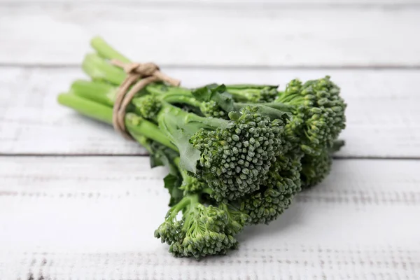 Verse Rauwe Broccolini Witte Houten Tafel Close Gezond Voedsel — Stockfoto