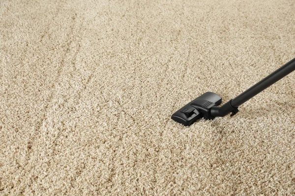 Berayun Karpet Krem Dengan Vacuum Cleaner Modern Ruang Untuk Teks — Stok Foto