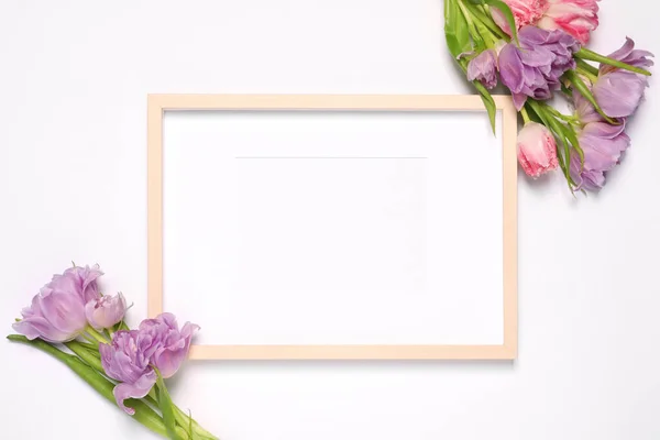 Κενό Πλαίσιο Φωτογραφιών Και Όμορφα Λουλούδια Τουλίπας Λευκό Φόντο Επίπεδη — Φωτογραφία Αρχείου