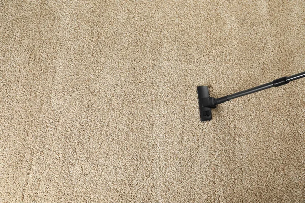 用现代真空吸尘器吊起米色地毯 俯瞰上方 案文的篇幅 — 图库照片
