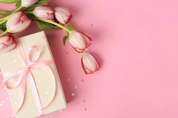 Прекрасна Подарункова Коробка Бантом Тюльпанами Конфетті Рожевому Фоні Плоска Простір — стокове фото
