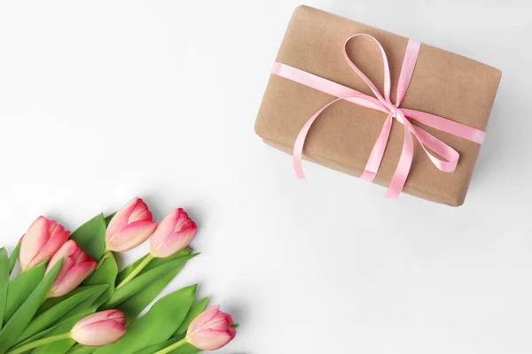Прекрасна Подарункова Коробка Бантом Рожевими Тюльпанами Білому Тлі Плоска Простір — стокове фото
