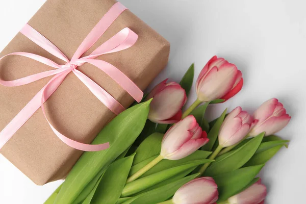 Красива Подарункова Коробка Бантом Рожевими Тюльпанами Білому Тлі Плоска Покладена — стокове фото