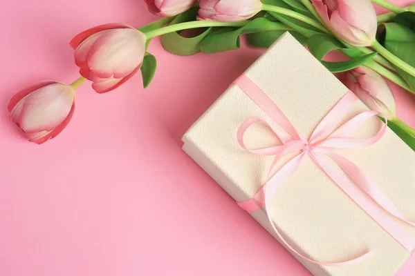 Schöne Geschenkschachtel Mit Schleife Und Tulpen Auf Rosa Hintergrund Über — Stockfoto