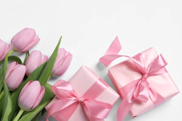 Caixas Presente Bonitas Flores Tulipa Rosa Fundo Branco Flat Lay — Fotografia de Stock