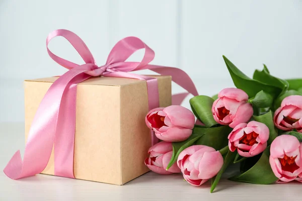 Όμορφο Κουτί Δώρου Φιόγκο Και Ροζ Λουλούδια Τουλίπα Λευκό Τραπέζι — Φωτογραφία Αρχείου