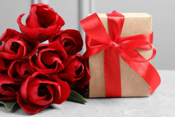Piękne Pudełko Bukiet Czerwonych Kwiatów Tulipan Jasnym Stole Zbliżenie — Zdjęcie stockowe