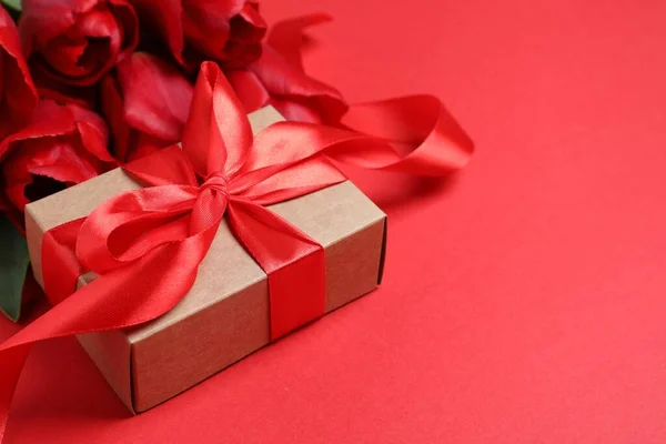 Όμορφο Κουτί Δώρου Φιόγκο Και Τουλίπα Λουλούδια Κόκκινο Φόντο Closeup — Φωτογραφία Αρχείου