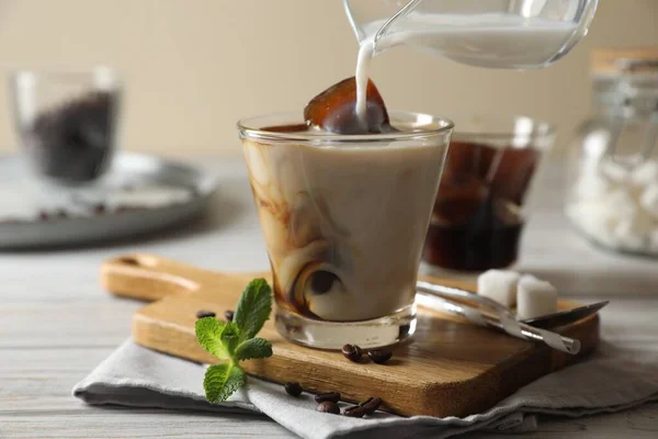 Tej Öntése Kancsóból Egy Pohár Finom Jeges Kávé Bab Menta — Stock Fotó
