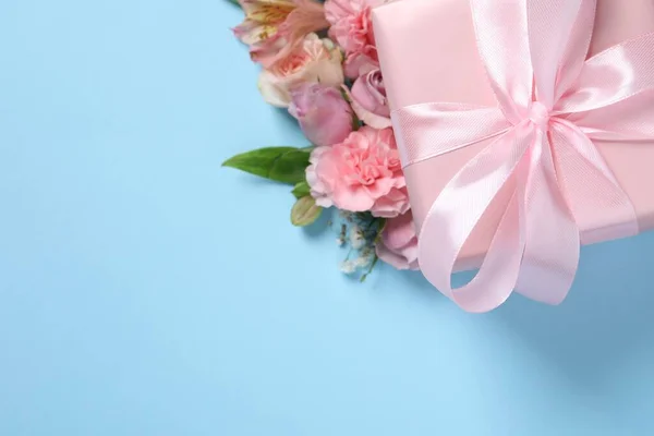 Caixa Presente Belas Flores Fundo Azul Claro Flat Lay Espaço — Fotografia de Stock