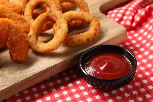 Smaczny Ketchup Nuggetsami Kurczaka Krążkami Cebulowymi Szachownicy Zbliżenie — Zdjęcie stockowe