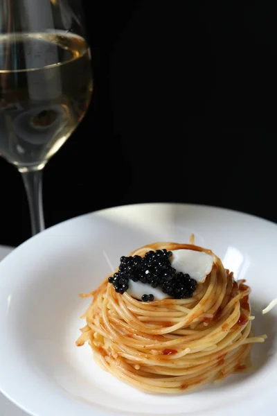 Lekkere Spaghetti Met Tomatensaus Zwarte Kaviaar Plaat Tegen Donkere Achtergrond — Stockfoto