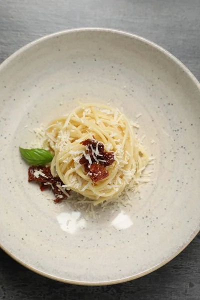 Spaghettis Savoureux Aux Tomates Séchées Soleil Parmesan Sur Table Grise — Photo